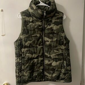OLD NAVY CAMO VEST LARGE